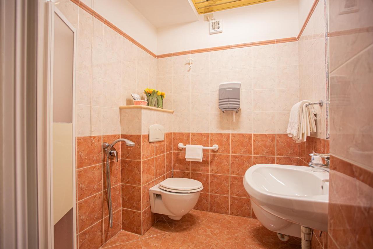 Hotel Villa Verde Ривоторто Екстериор снимка